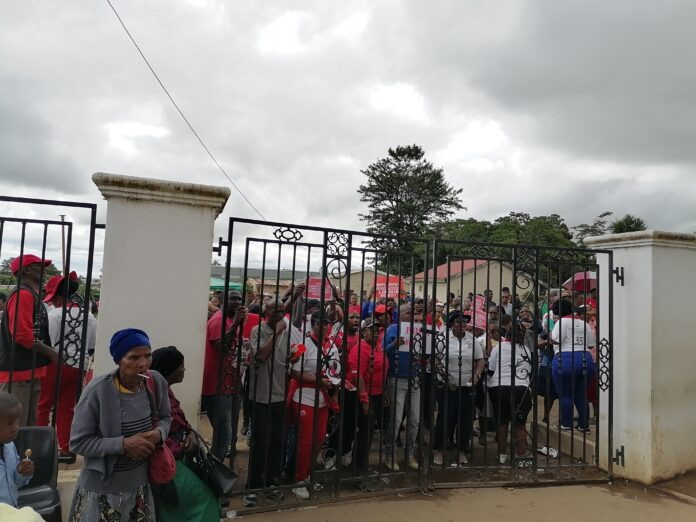 Union members shutting down all government departments in Bizana this week.—Photo / Sisipho Njisane