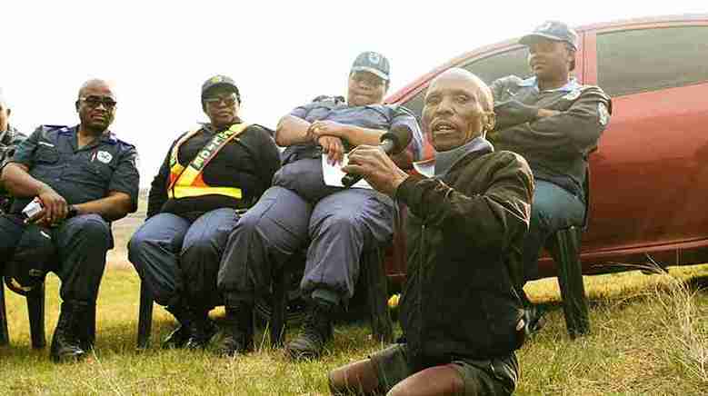 Together, the officers donated a wheelchair, food parcels, furniture, and a water tank for Nkonqeni’s household. They also discovered that his older brother had mobility challenges and arranged a wheelchair for him too. Together, the officers donated a wheelchair, food parcels, furniture, and a water tank for Nkonqeni’s household. They also discovered that his older brother had mobility challenges and arranged a wheelchair for him too.