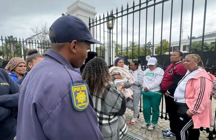 Mothers Chain Themselves Parliament Gates Anti Gang Protest Mothers chain themselves parliament gates anti gang protest