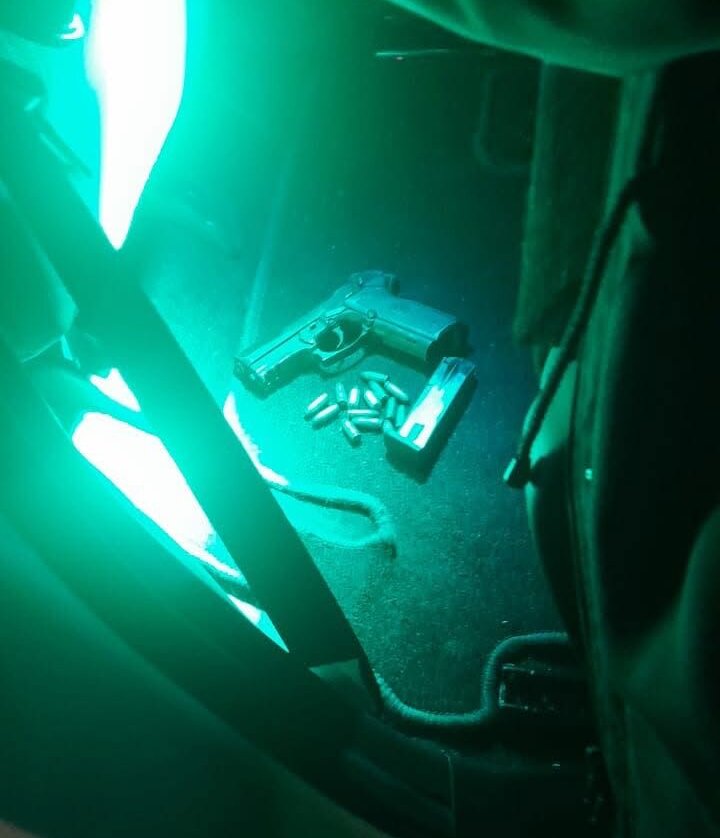 off duty cop nabs armed taxi driver late night chase