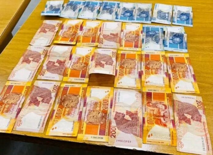 OR Tambo Police Reject Bribe, Arrest Armed Suspect OR Tambo police reject bribe, arrest armed suspect